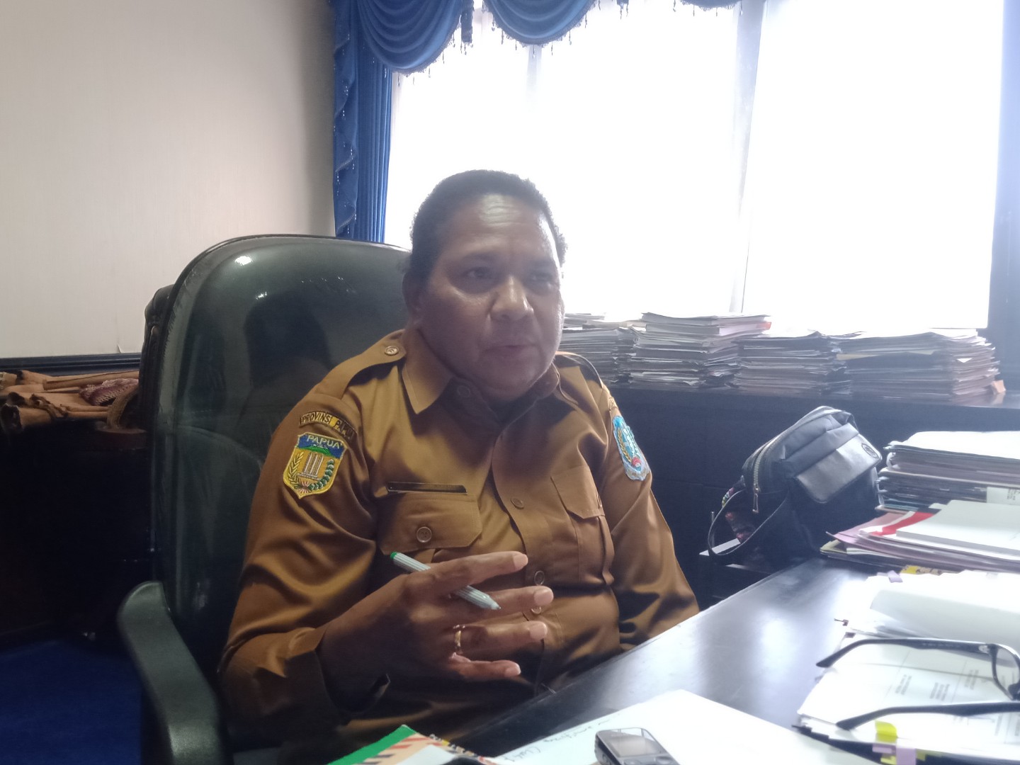 Sekretaris Daerah (Sekda) Kabupaten Jayapura, Dra. Hana S. Hikoyabi, S.Pd., M.KP