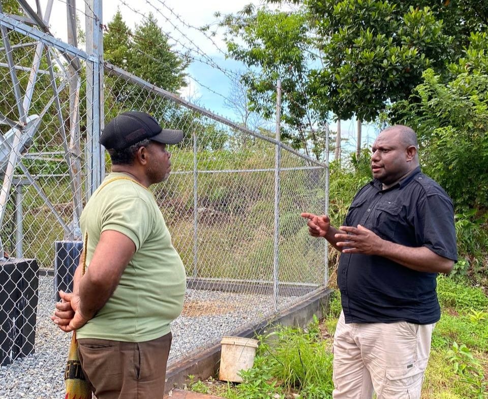 Kepala Dinas Kominfo Kab. Jayapura Gustaf Griapon, ST.,M.Sos saat Memonitoring BTS Tower Indosat di Kampung Yepase, Distrik Depapre. (Jumat, 05/05/23)