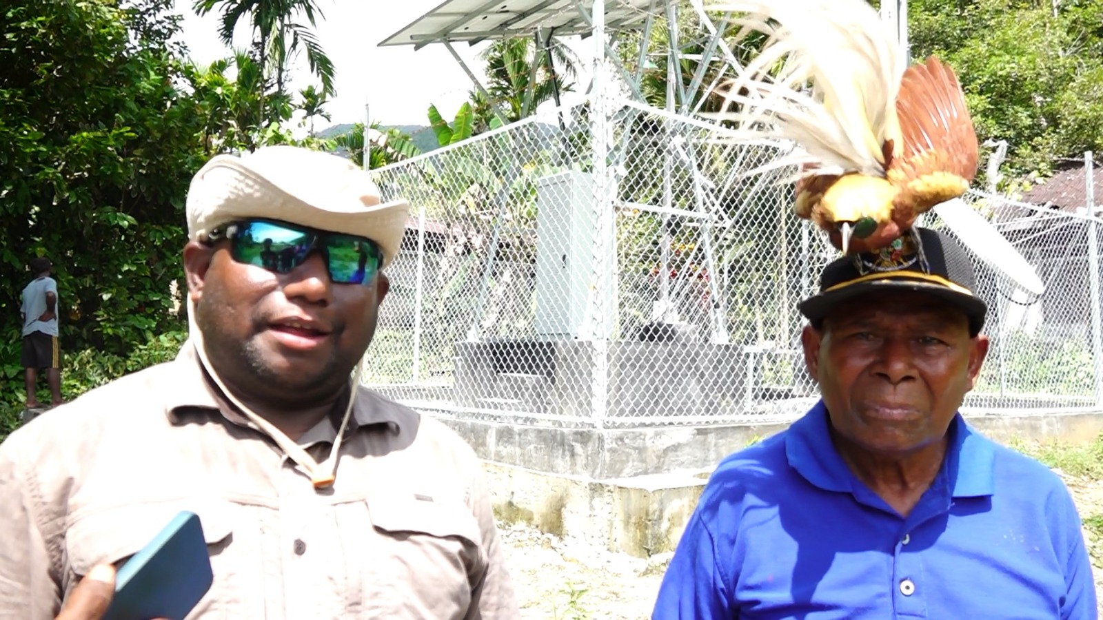 Kepala Dinas Kominfo Kab. Jayapura, Gustaf Griapon, ST., M.Sos saat diwawancarai Seusai Monitoring Tower BTS Indosat di Kampung Necheibe, Distrik Ravenirara. (Jumat, 05/05/23)