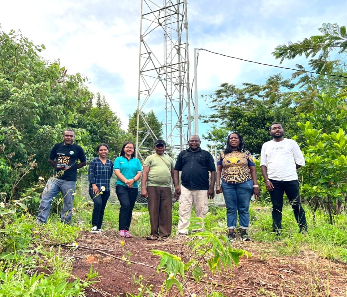 Foto Bersama Kepala Dinas Kominfo Kab. Jayapura, Gustaf Griapon, ST., M.Sos beserta Staf saat monitoring BTS Tower Indosat di Kampung Yepase, Distrik Depapre. (Jumat, 05/05/23)